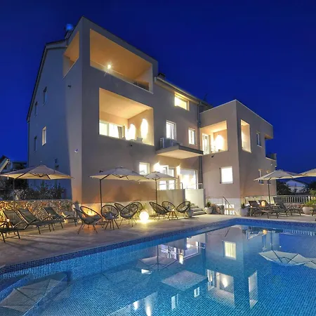 Deluxe Villa No.10 - Rooms & Apartments-2
